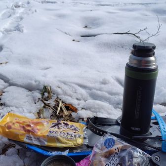パンとコーヒーで休憩します。