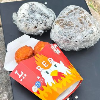 昼ごはんは大おにぎりと小おにぎり🍙とからあげクン🤤
大おにぎりは大きすぎて食べられなく、夕食で食べました😊