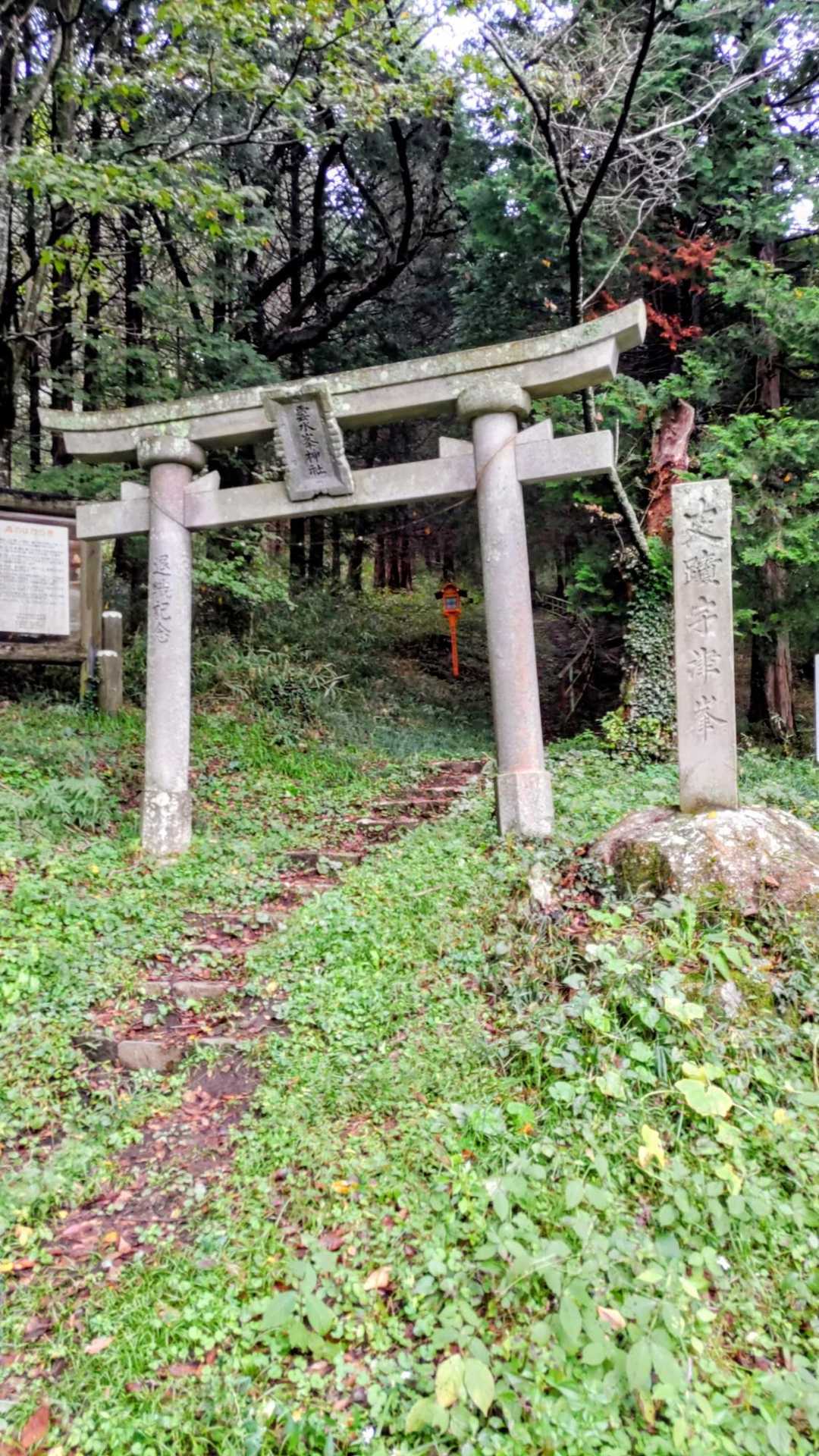 郡山方面の低山1座目、⛩️道路は舗装されていたけど、ここの登山口までの道がめっちゃ狭い…　
対向車が来るとビビります。