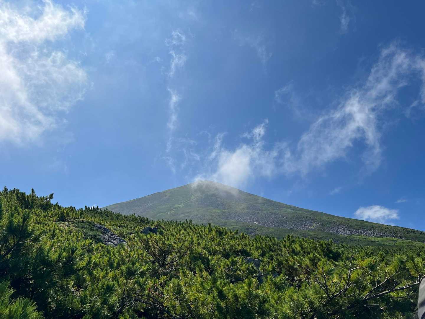 雲の中から、美瑛富士、顔出す