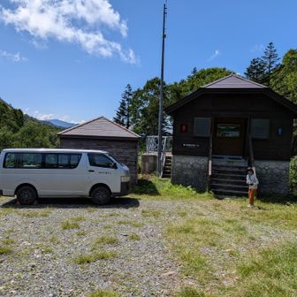 富士見峠に建つ富士見巡視小屋と立派なトイレ
この先富士見峠から見晴十字路への道は今日は木道の陥没の為通行止めでした。