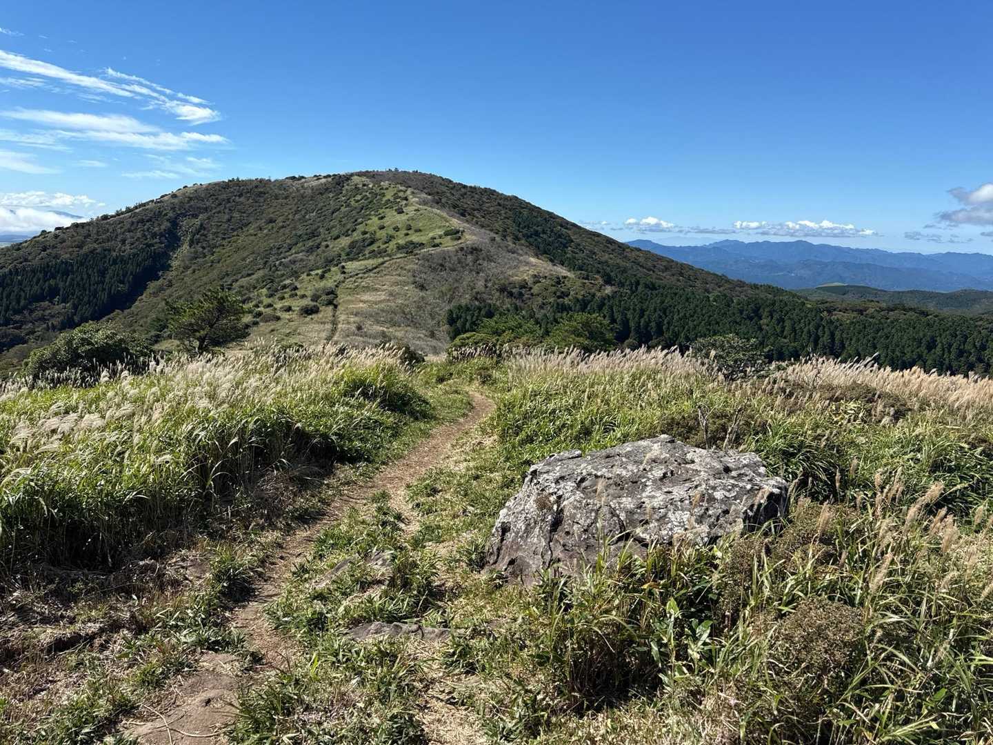 合頭山・猟師岳 | 山頂からミヤマキリシマで色鮮やかな星生山、三俣山の山腹を望むの写真
