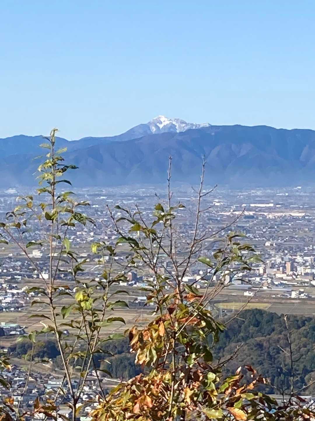 反射板山頂からの初冠雪の伊吹山です。空気が澄んでスッキリと見えますね。嬉しいですね。😊😊😊