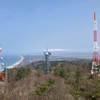山頂の展望塔からの眺め。霞んでいますが、鳥海山もきれいに見えました