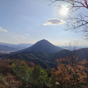 田中山より三上山を望む。