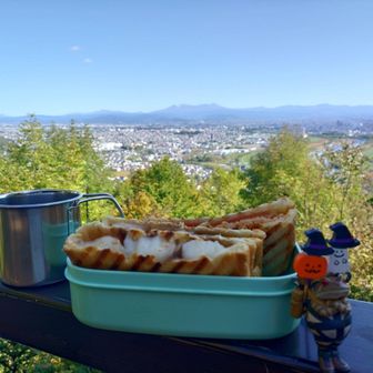 (´∀｀*)ｳﾌﾌ　（コウヘイさんRespect）
ハムとチーズ重ねまくりのホットサンド　＆
バター🧈マシマシこしあん団子のホットサンド
〜ホットココアと大雪山連峰を添えて〜
このレシピヤバい！永久保存版にします！
ハムチーズはこれくらいボリュームあったほうが良し！
串団子はホットだとこんな感じなのかー！って団子っそもそも焼くんだっけか🤣にしてもうますんぎ！😋😋😋