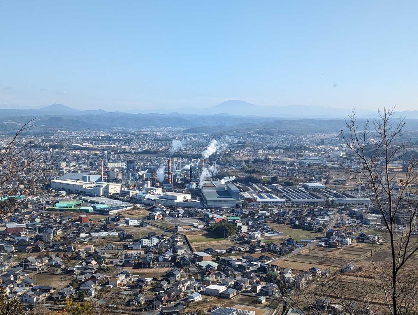 可児市街地が一望できます。
正面奥に恵那山
左奥に笠置山
が見えています。