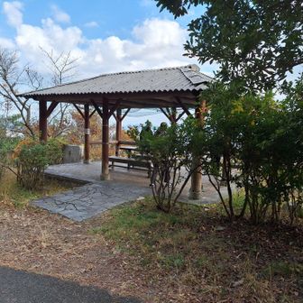 こちらは「ぎんなん展望所」。
車道沿いにあり、東屋とベンチがある😊
