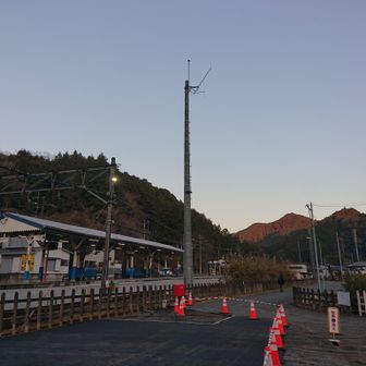 西武線東吾野駅からスタート
ここはお馴染みの場所になりました
7時すぎたばかりで朝焼けがきれいです
気温はマイナス1℃で寒いけど気持ちいい