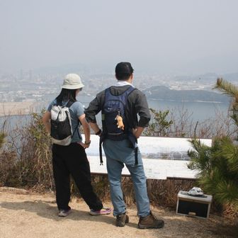 カメラの設定ミスで、
スタートからここまで全部白飛び。。。
ツイてない。。


山頂
広島南アをこっちから見るの新鮮よねー！
のおふたり
(今日はめっちゃ霞んでいるので、
心の目で見るタイプ)