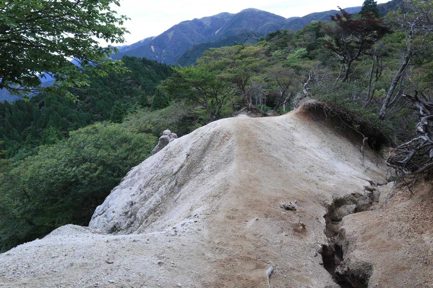 突然現れたザレザレの馬の背のような道!?😨
花崗岩のザレ場は滑り落ちそうで一瞬足がすくむポイントでした💦😱