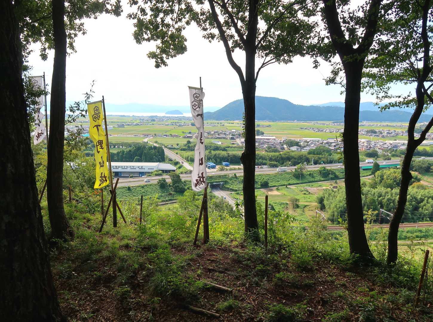 虎御前山の横に位置する
