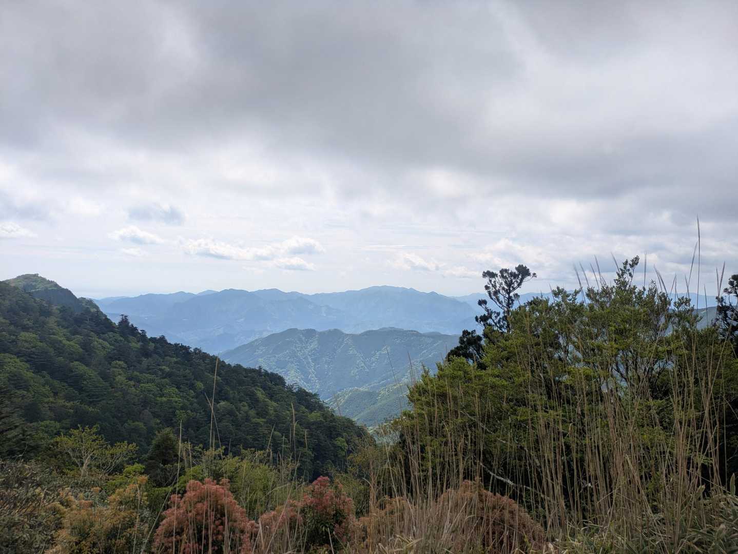 少し眺望を堪能して下山。
駐車場方面から下山したら足元も良さそうだったので、そちらから行きたかったけど、夫や娘に電話が繋がらず。
仕方なくピストンで。
そのおかげで登山者の方とも出会えました😀