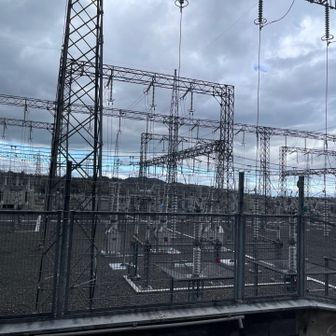 下りてくると、大きい変電所だとわかります