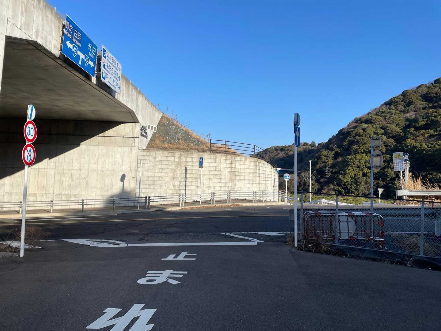 YAMAPの地図通り歩くと…
アレ⁉︎
さっきのトンネルに戻ってるし🤣🤣
