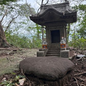 脇道を⤴️少し上がると祠がありました。
稲荷山🏔️山頂。山名板見つけられませんでした🥲