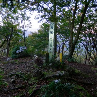荒尾山山頂に到着。ここまで来たら、今は登山口が使えない大甲山にも登っておきたいところ。なので、先に進むことにします。