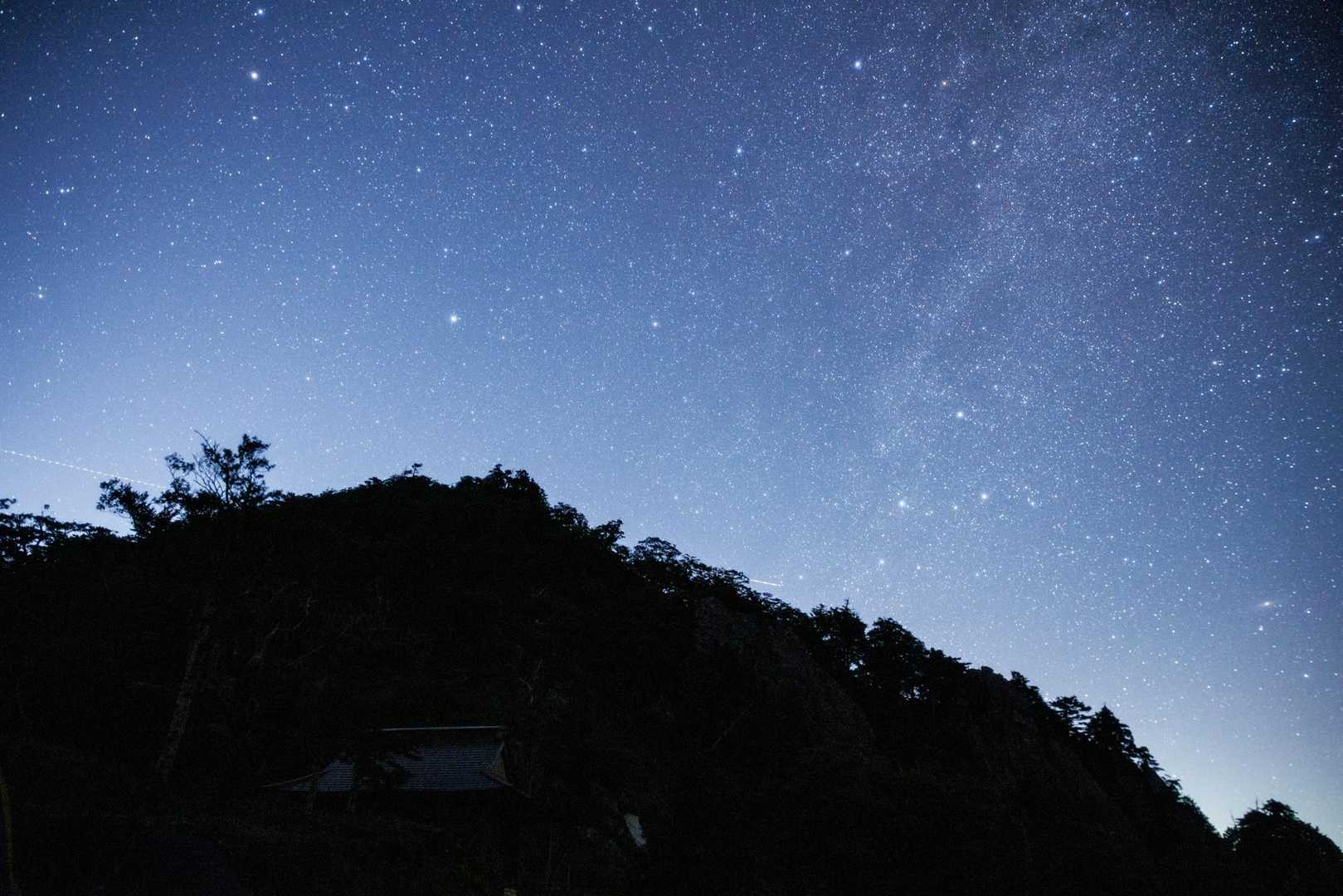 ガスが切れたあとは満天の星☆
釈迦ヶ岳の美しい稜線と天の川
気温も風もほどよく、快適に寝ることができました。
