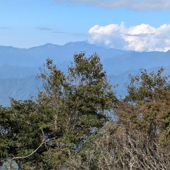 正面雲が掛かる日光白根山