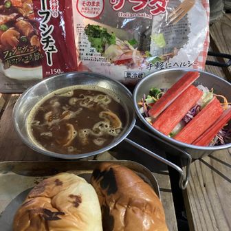 16:40 夕食。生野菜元気でる👍
最近ハマってる、ネオバターロール✨
兄さんは土合から西黒尾根できたらしい。
なんと谷川は5回目だと。凄っ👏