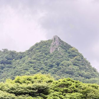 今日は登らない伊予ヶ岳。
ここから見るとちょっとだけマッターホルンっぽいかな🤔
