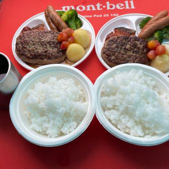 夕飯に食べるつもりのハンバーグディナー
ご飯上手くたけました🍚