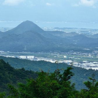 頂上から三上山が見えました☺
