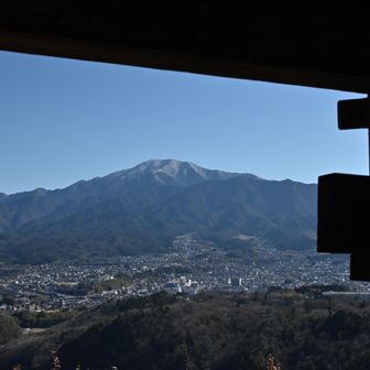 展望台の下から恵那山をのぞき見。