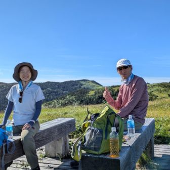 山頂のベンチで、会津駒ヶ岳といっしょに記念写真！