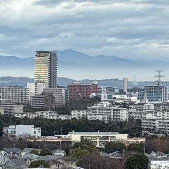 ビルの右側が三頭山。