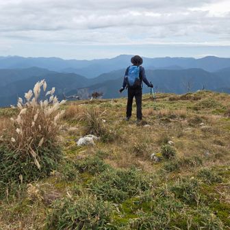 石立山からも大展望だった。
今日は昼から天気が下り坂
11:30下山開始する🚶‍♂️💨