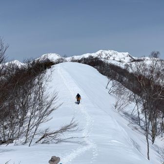 阿能川岳に向かって進みます。
眺めいいですね♪