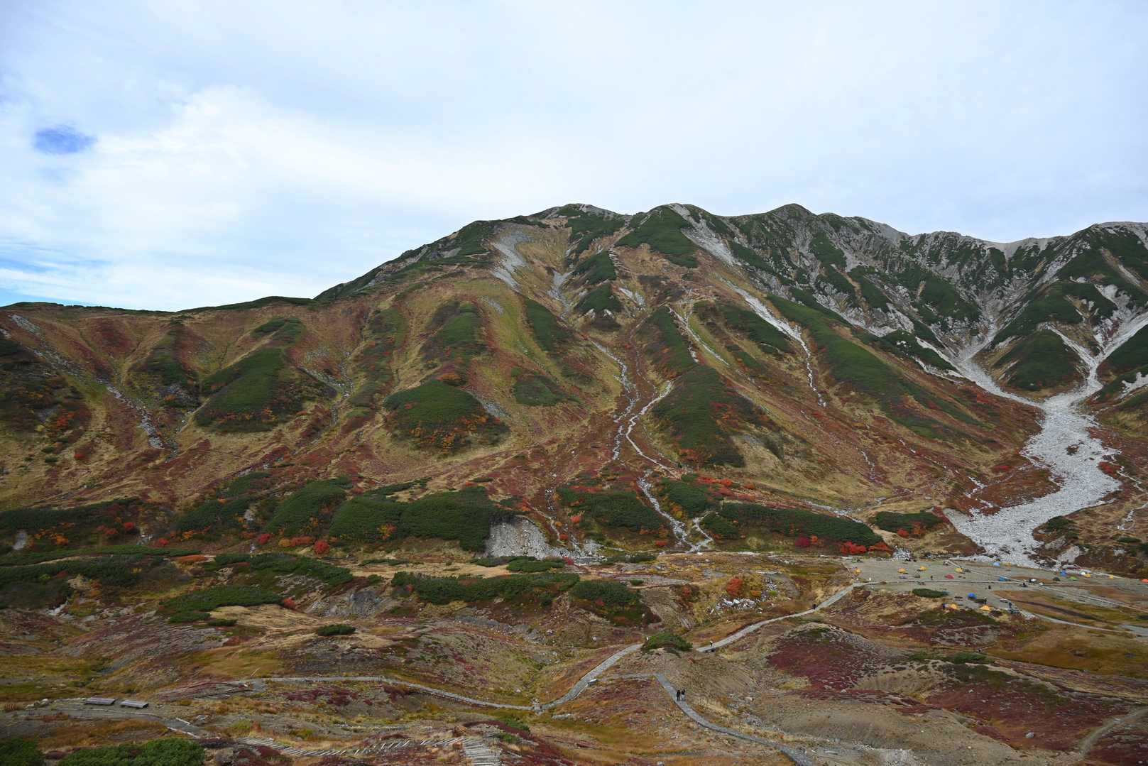 📸午前中に登った登山道が見えるところまできました。