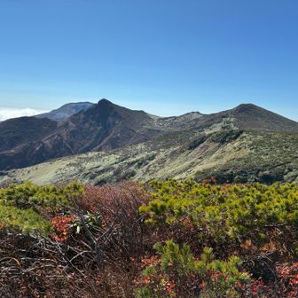 スダレ山らへんからの展望です。
朝日岳の後ろに茶臼岳チラリ。