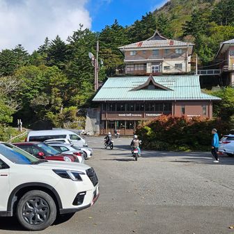 mont-bell石鎚 数人が食事中でした