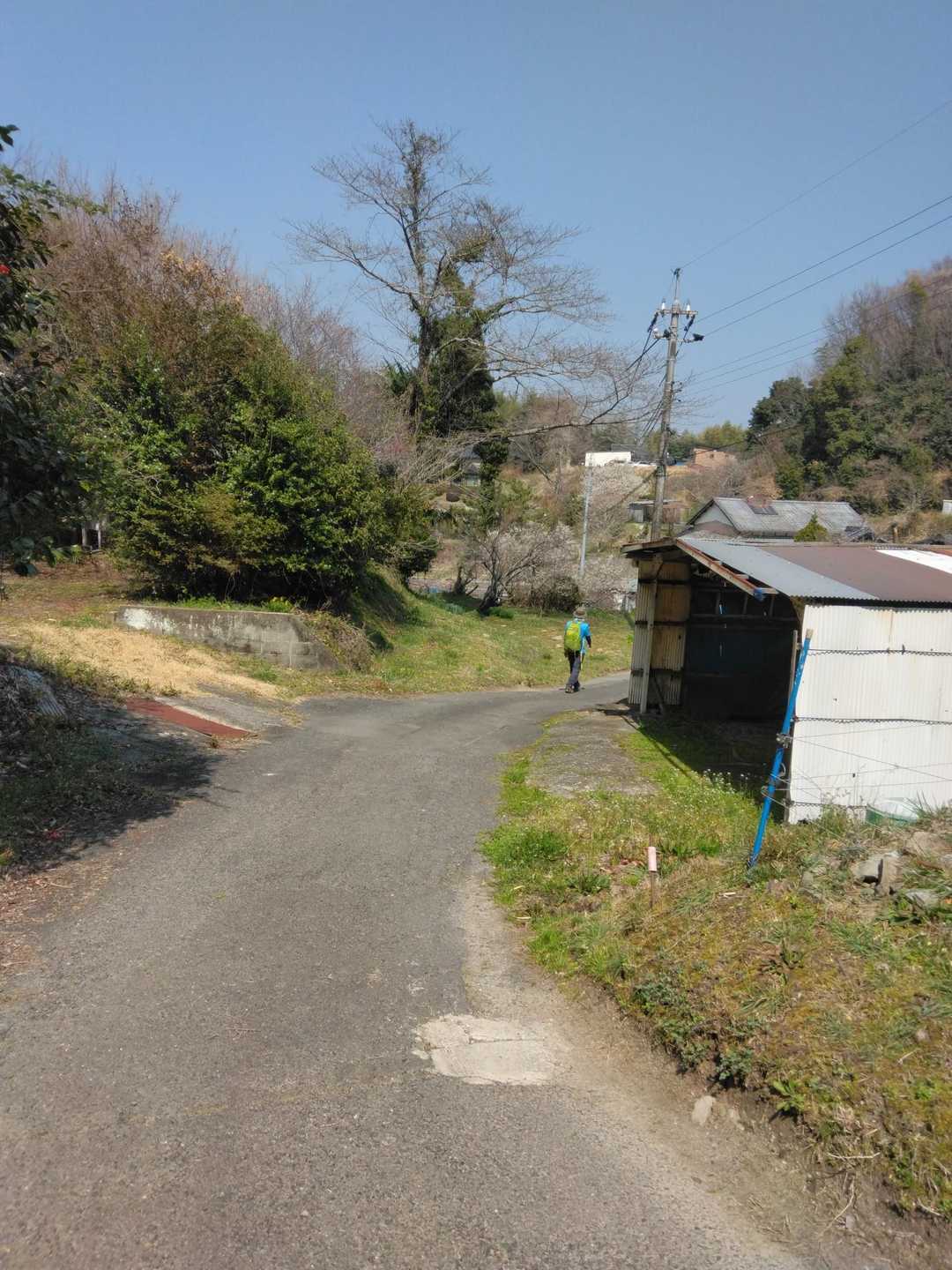 民家の並ぶ舗装路に戻ってきました。