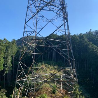吹上山〜分岐、　こんな感じの鉄塔があります。