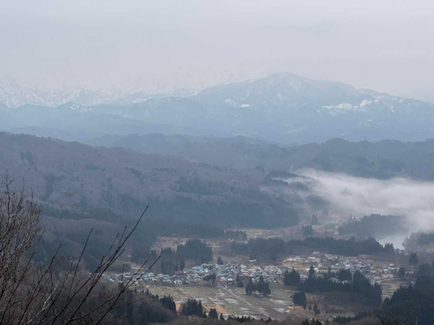 高陽山や飯豊連峰うっすら見えてる、この後すぐ雲増えてきてたけど夜明けスタートなら高陽山登っても大丈夫だったかな…