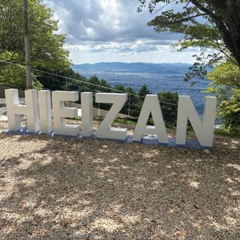 この裏の階段から下山