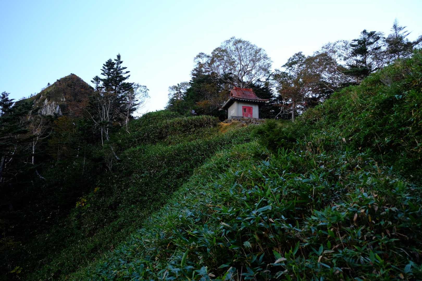 金精神社が見えてきた。左奥は金精山
