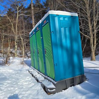 簡易トイレは開いてました。