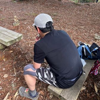 ジョージマンから遅れる事、30分。師匠到着。師匠はタイムを追う事をやめ、ここで休憩。落ち着いて休憩を入れた事が、逆に成長を感じさせる。今回は苦手な暑さ対策。補給、休憩、ペース配分。