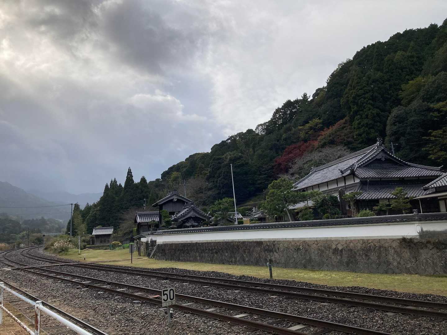 登山口の神福寺は線路を渡って