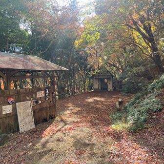 公衆便所がありました
こんなところだからボットンです