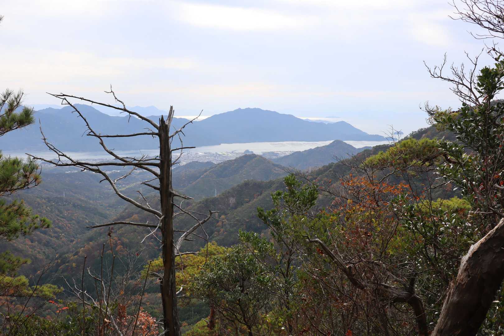 山頂からの展望、「厳島」が見えます
