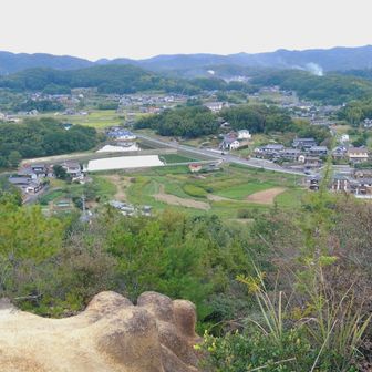 また頂上に登ってきました。本日、4度目です。
写真中央の森が先程お詣りした高岡神社様 ⛩️
今にも雨が降りそうなので、急いで下山しました。この後、雨ザーザー🌧️ぎりぎりセーフ😊
丁山（ようろやま）イイお山でした (^^)


拙文にお付き合いいただき、
ありがとうございます m(_ _)m
