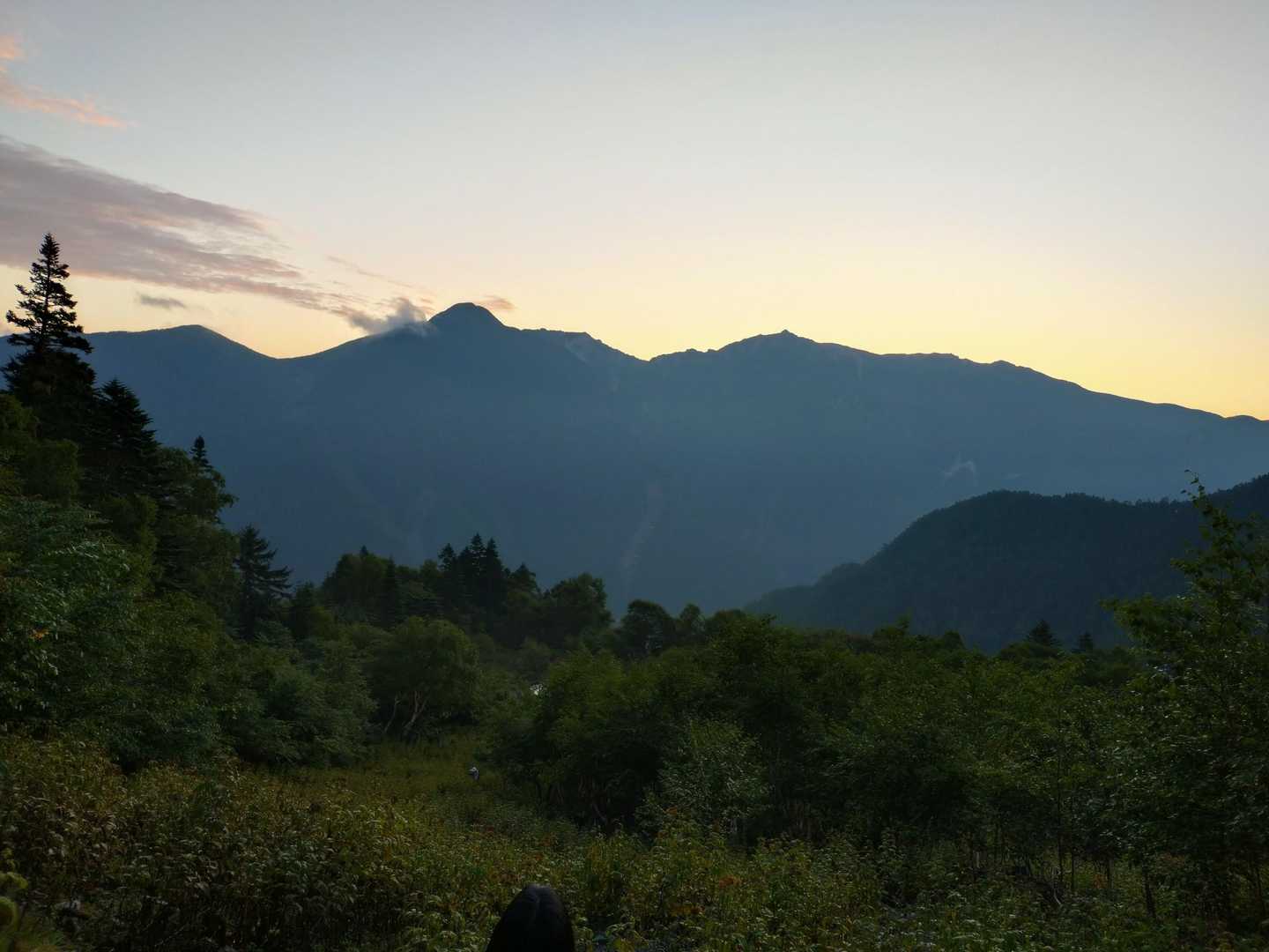 夜明けの鳳凰三山方向