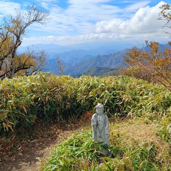 観音様と雲に囲まれた富士山