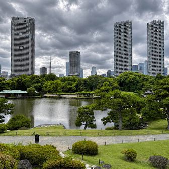 御亭山からの景色です　今更ですがビル🏙️のほうが高いですね😅　西方向の雲が厚くなってきた気がします　やっぱり梅雨時の空ですね