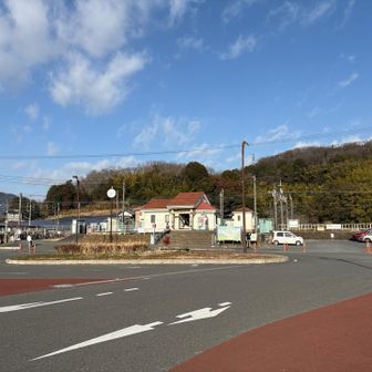 JR大平下駅前を通過。